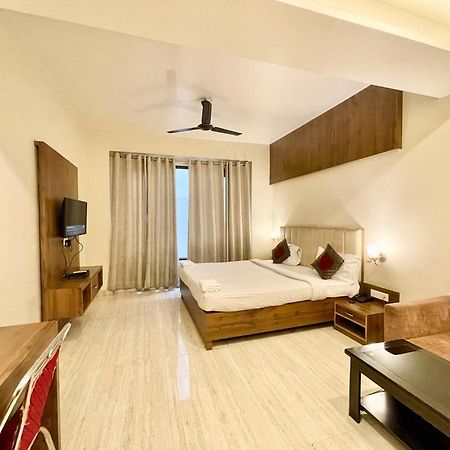 Hotel Rudraksh ! Varanasi !Fully-Air-Conditioned Hotel At Prime Location With Parking Availability, Near Kashi Vishwanath Temple, And Ganga Ghat 2 Buitenkant foto