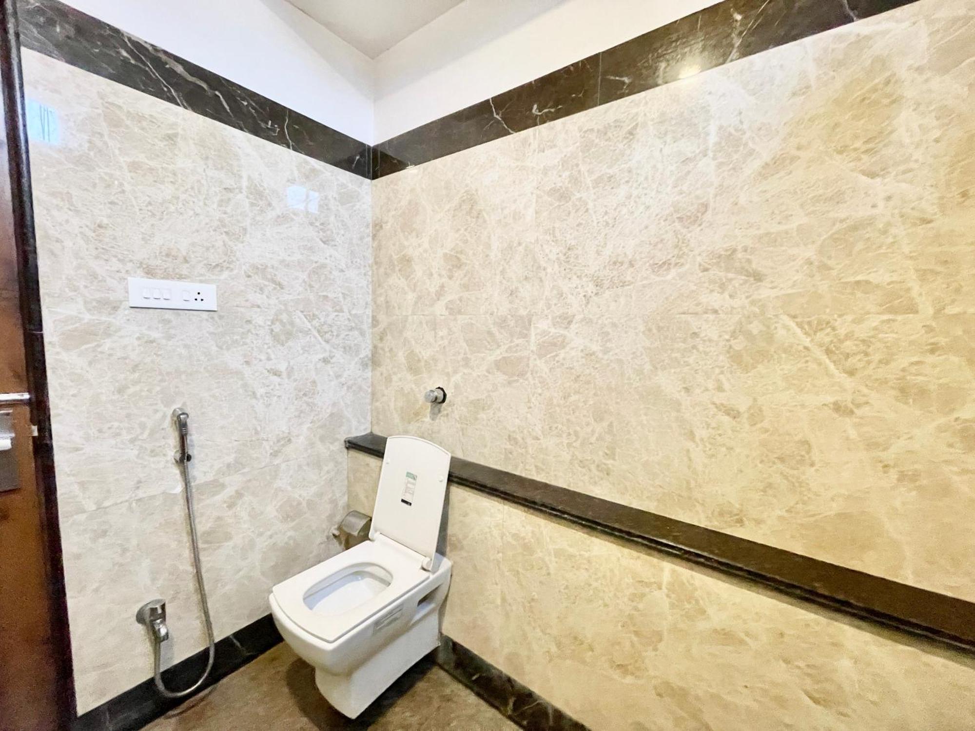 Hotel Rudraksh ! Varanasi !Fully-Air-Conditioned Hotel At Prime Location With Parking Availability, Near Kashi Vishwanath Temple, And Ganga Ghat 2 Buitenkant foto