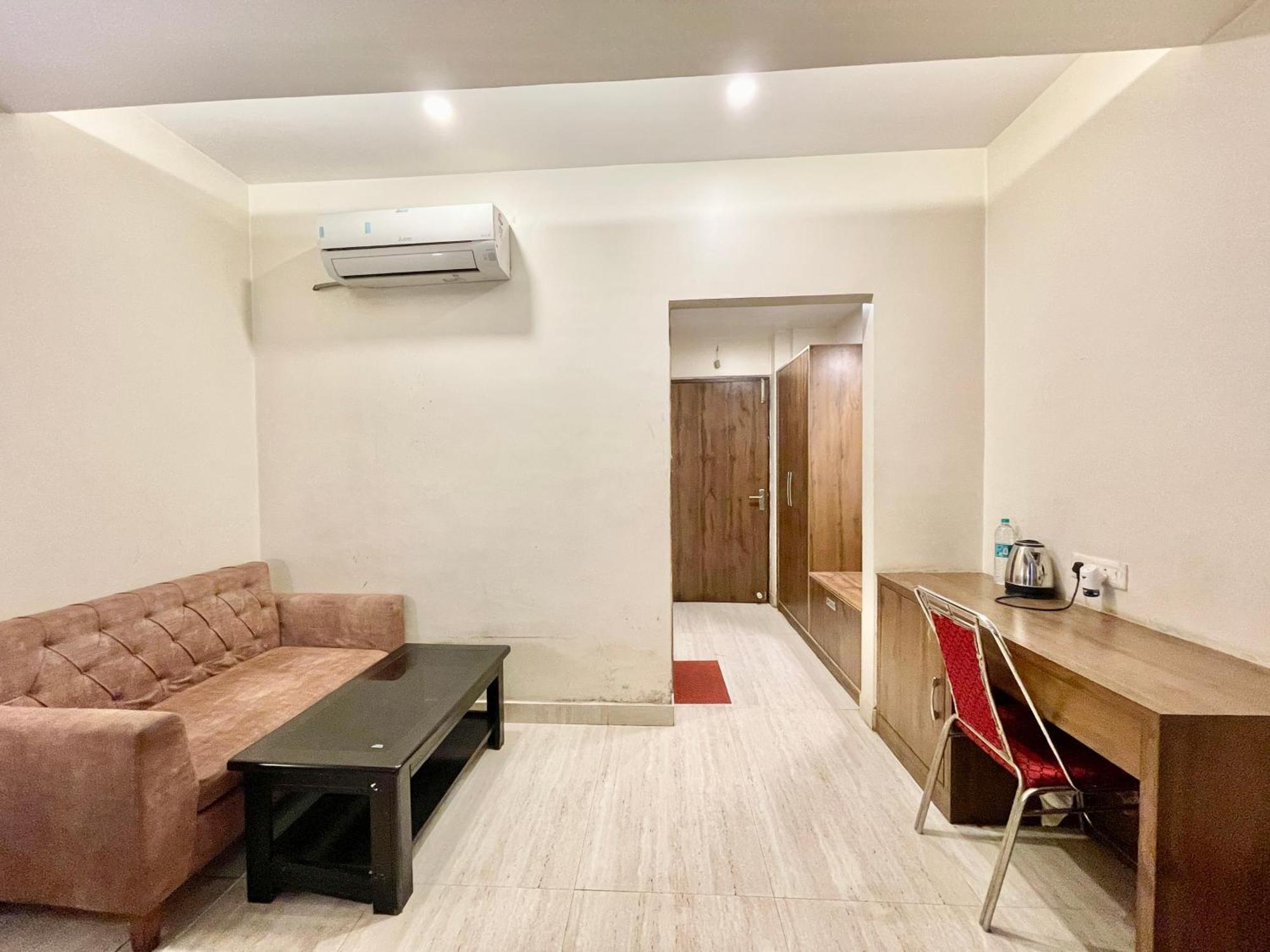 Hotel Rudraksh ! Varanasi !Fully-Air-Conditioned Hotel At Prime Location With Parking Availability, Near Kashi Vishwanath Temple, And Ganga Ghat 2 Buitenkant foto