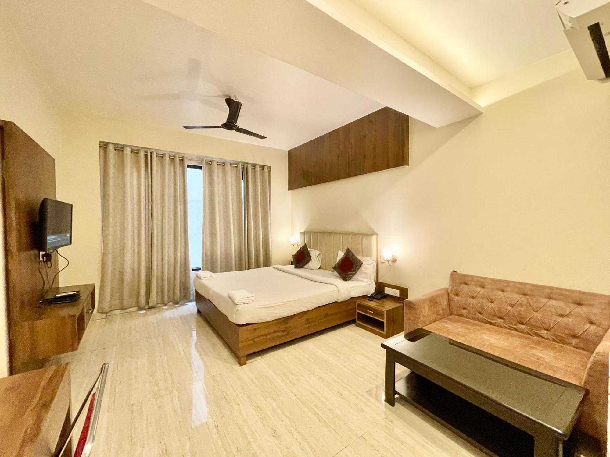 Hotel Rudraksh ! Varanasi !Fully-Air-Conditioned Hotel At Prime Location With Parking Availability, Near Kashi Vishwanath Temple, And Ganga Ghat 2 Buitenkant foto