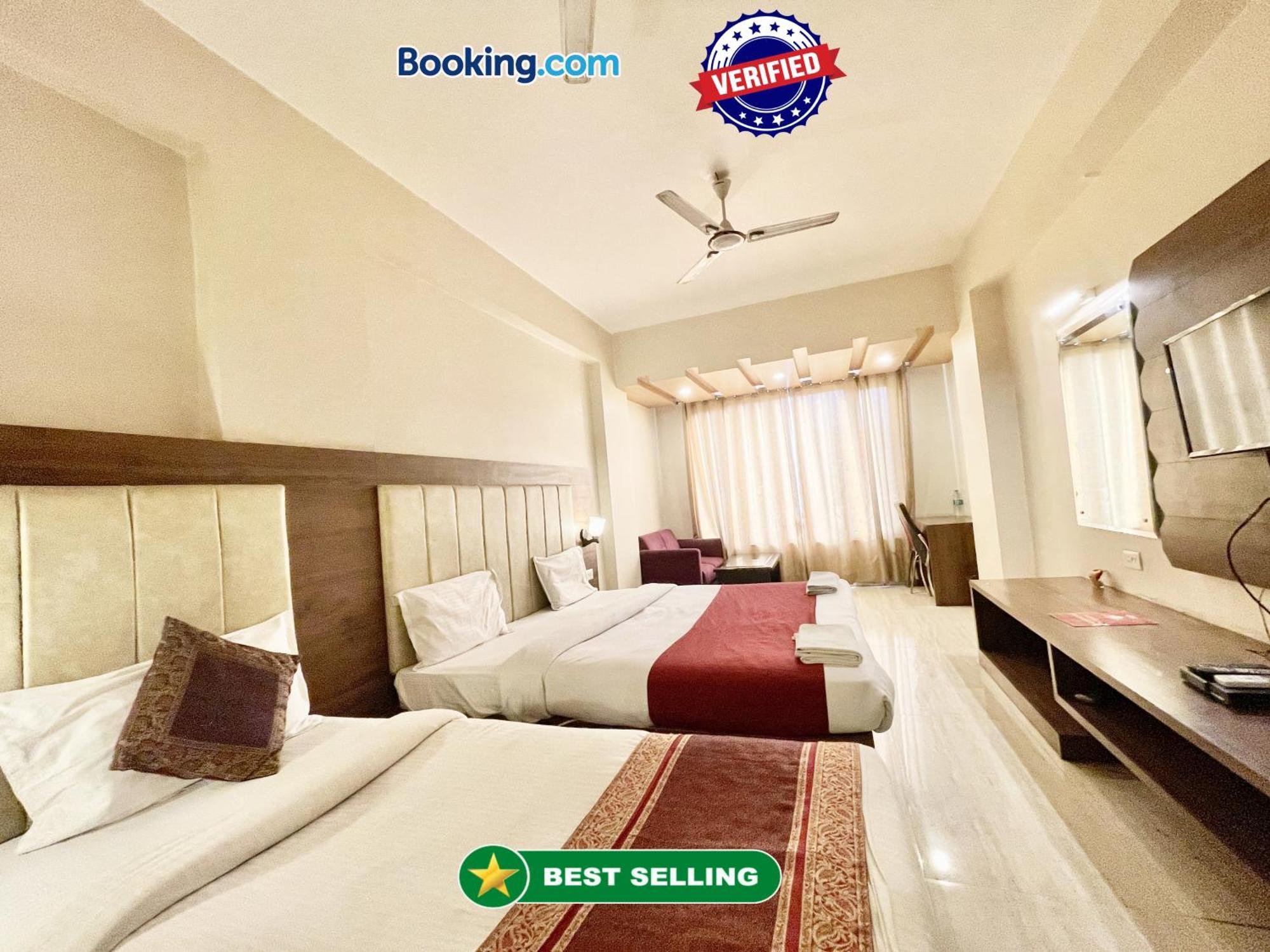 Hotel Rudraksh ! Varanasi !Fully-Air-Conditioned Hotel At Prime Location With Parking Availability, Near Kashi Vishwanath Temple, And Ganga Ghat 2 Buitenkant foto