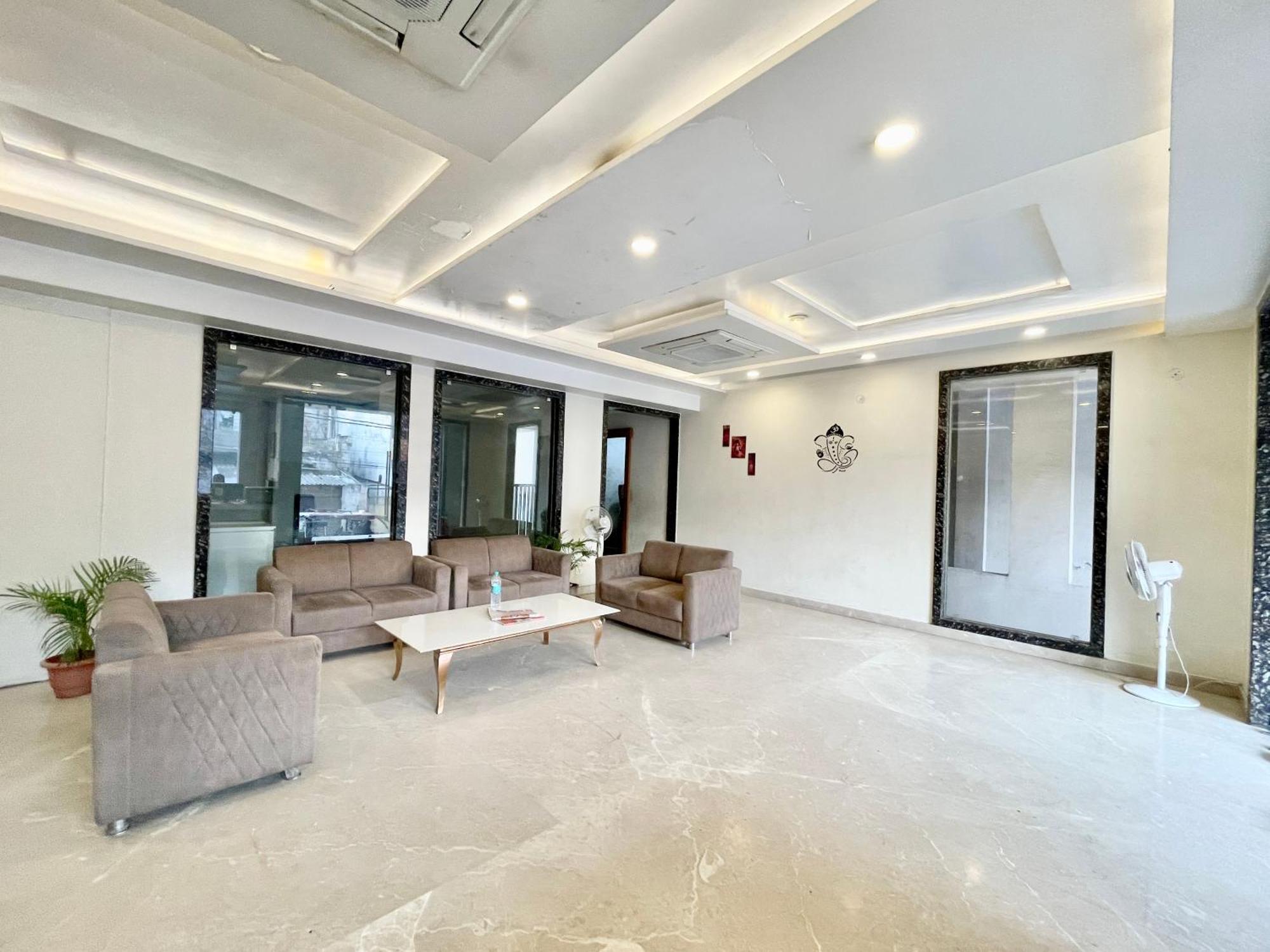 Hotel Rudraksh ! Varanasi !Fully-Air-Conditioned Hotel At Prime Location With Parking Availability, Near Kashi Vishwanath Temple, And Ganga Ghat 2 Buitenkant foto