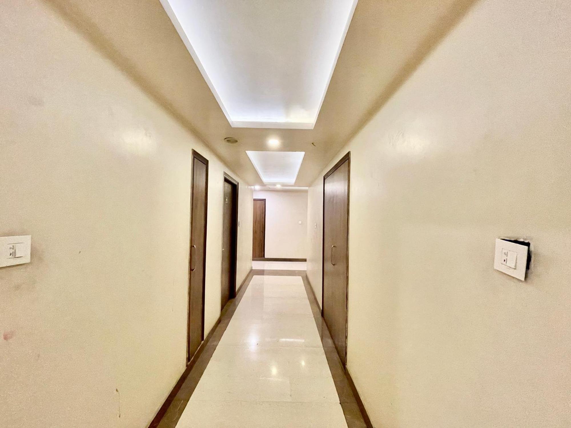 Hotel Rudraksh ! Varanasi !Fully-Air-Conditioned Hotel At Prime Location With Parking Availability, Near Kashi Vishwanath Temple, And Ganga Ghat 2 Buitenkant foto