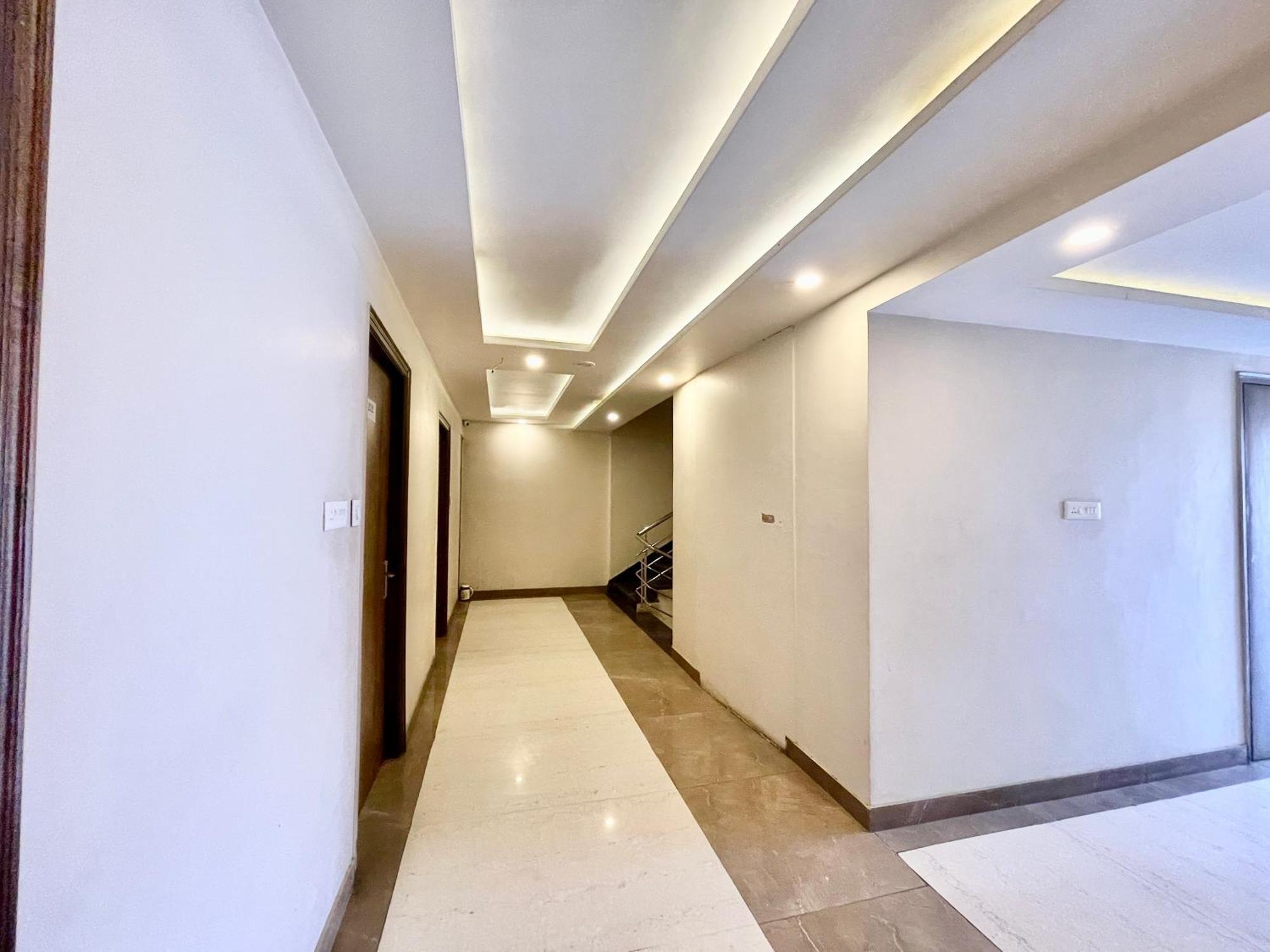 Hotel Rudraksh ! Varanasi !Fully-Air-Conditioned Hotel At Prime Location With Parking Availability, Near Kashi Vishwanath Temple, And Ganga Ghat 2 Buitenkant foto