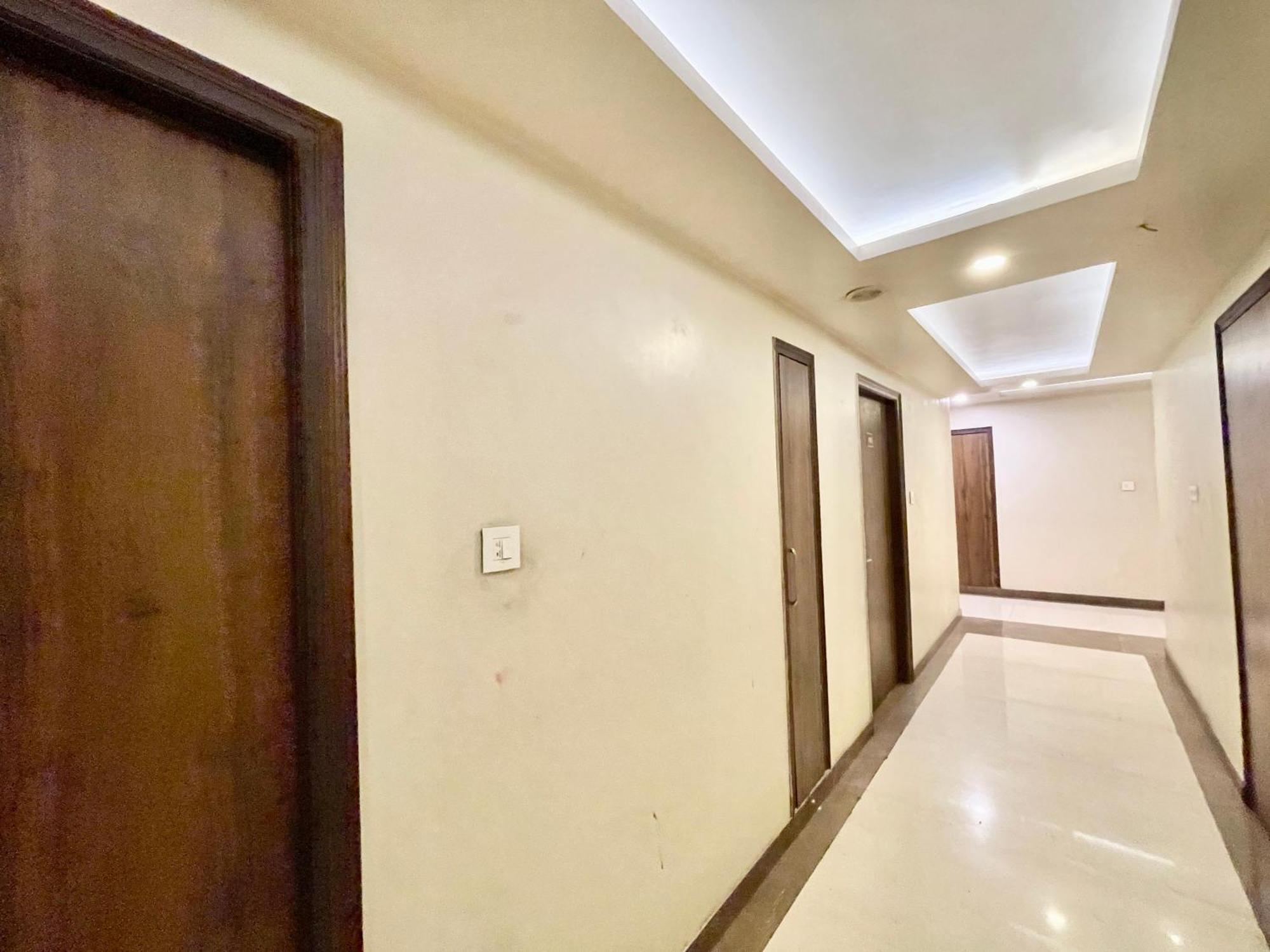 Hotel Rudraksh ! Varanasi !Fully-Air-Conditioned Hotel At Prime Location With Parking Availability, Near Kashi Vishwanath Temple, And Ganga Ghat 2 Buitenkant foto