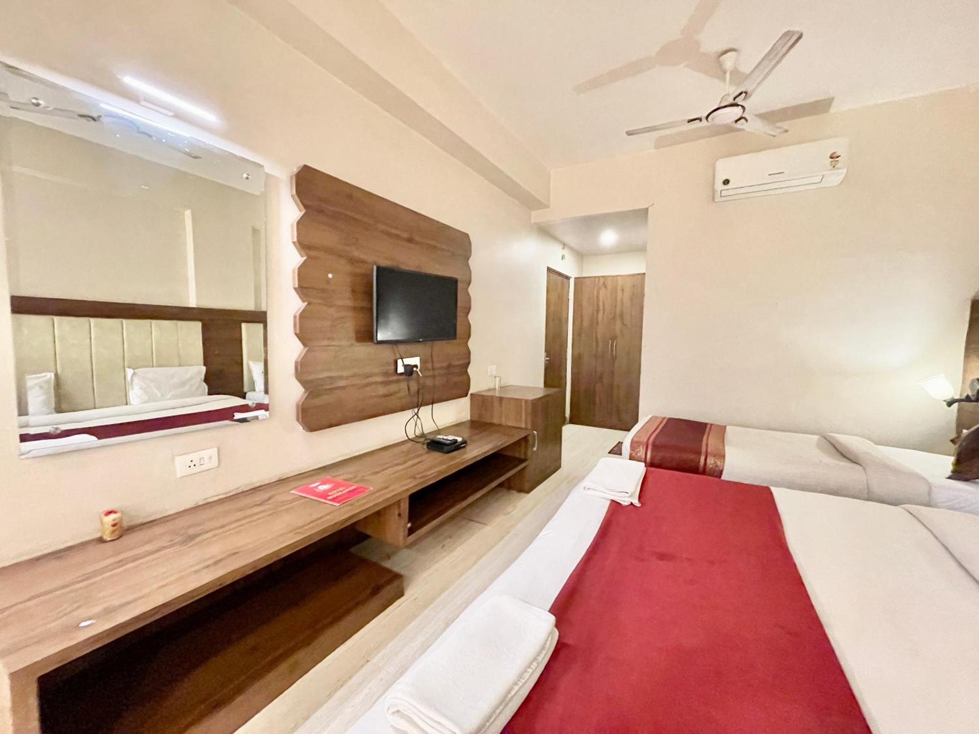 Hotel Rudraksh ! Varanasi !Fully-Air-Conditioned Hotel At Prime Location With Parking Availability, Near Kashi Vishwanath Temple, And Ganga Ghat 2 Buitenkant foto