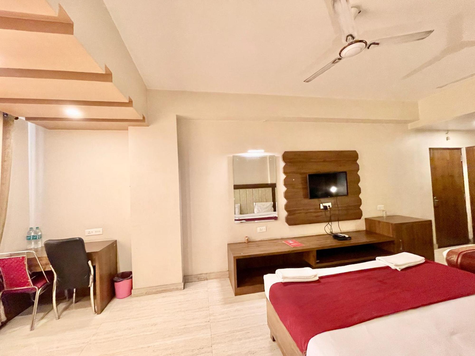 Hotel Rudraksh ! Varanasi !Fully-Air-Conditioned Hotel At Prime Location With Parking Availability, Near Kashi Vishwanath Temple, And Ganga Ghat 2 Buitenkant foto