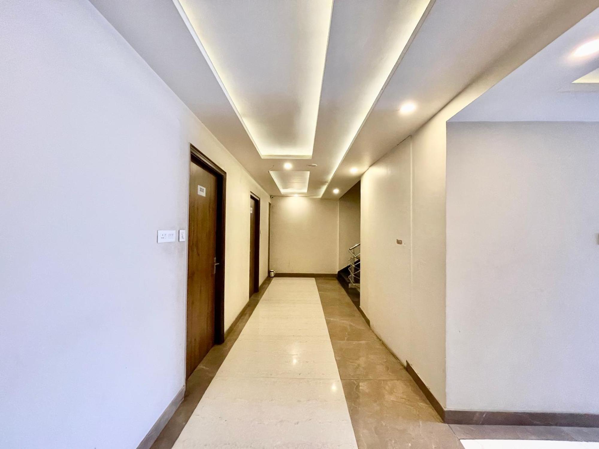 Hotel Rudraksh ! Varanasi !Fully-Air-Conditioned Hotel At Prime Location With Parking Availability, Near Kashi Vishwanath Temple, And Ganga Ghat 2 Buitenkant foto