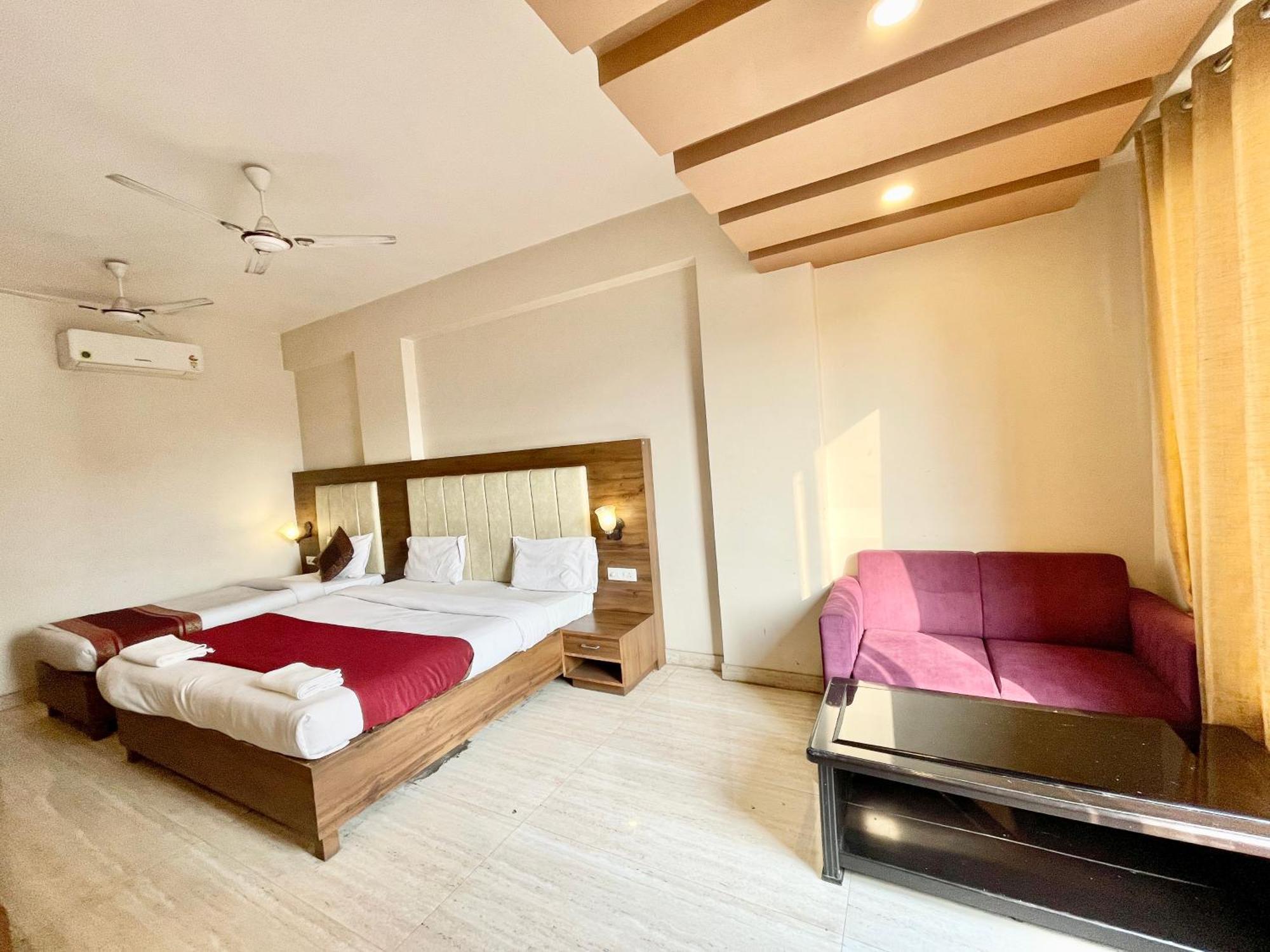 Hotel Rudraksh ! Varanasi !Fully-Air-Conditioned Hotel At Prime Location With Parking Availability, Near Kashi Vishwanath Temple, And Ganga Ghat 2 Buitenkant foto