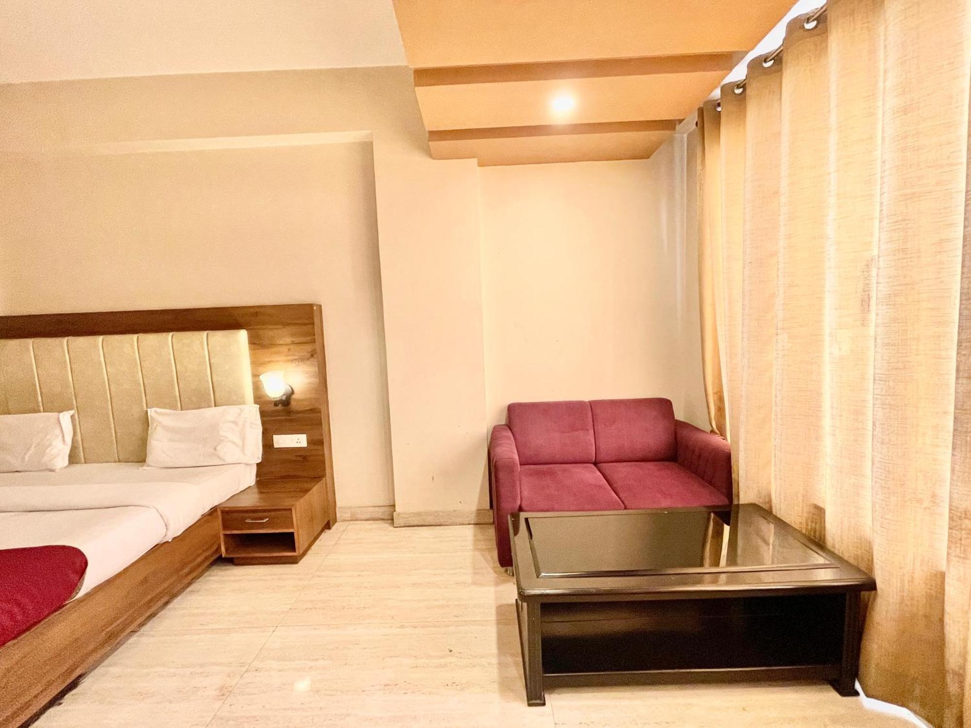 Hotel Rudraksh ! Varanasi !Fully-Air-Conditioned Hotel At Prime Location With Parking Availability, Near Kashi Vishwanath Temple, And Ganga Ghat 2 Buitenkant foto