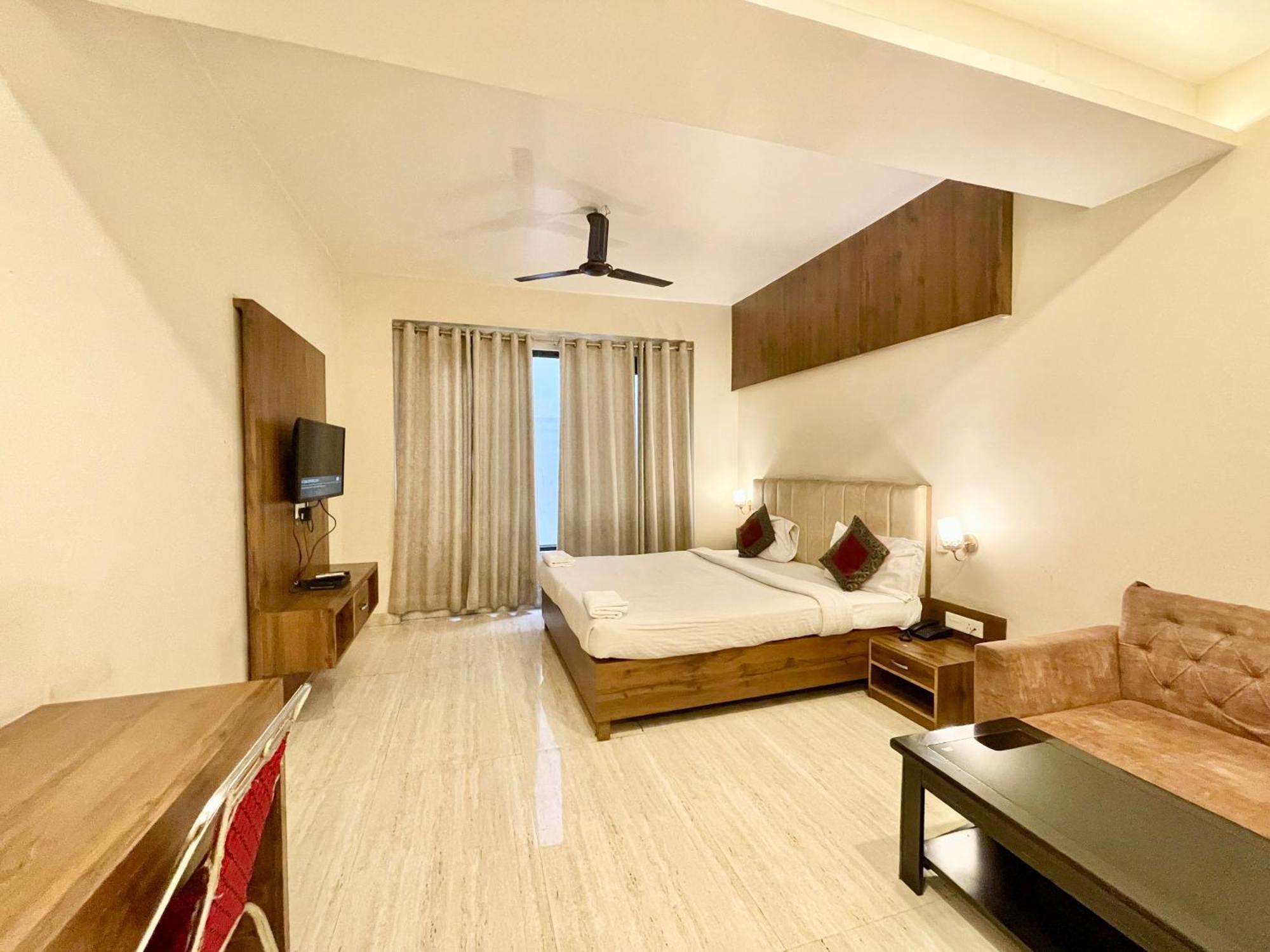 Hotel Rudraksh ! Varanasi !Fully-Air-Conditioned Hotel At Prime Location With Parking Availability, Near Kashi Vishwanath Temple, And Ganga Ghat 2 Buitenkant foto