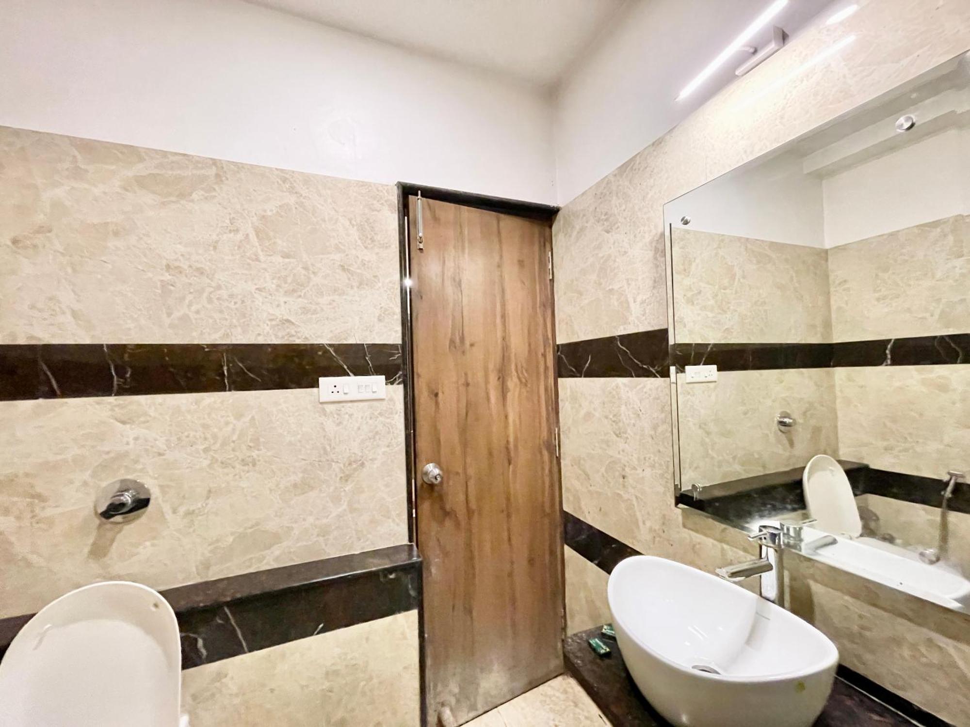 Hotel Rudraksh ! Varanasi !Fully-Air-Conditioned Hotel At Prime Location With Parking Availability, Near Kashi Vishwanath Temple, And Ganga Ghat 2 Buitenkant foto