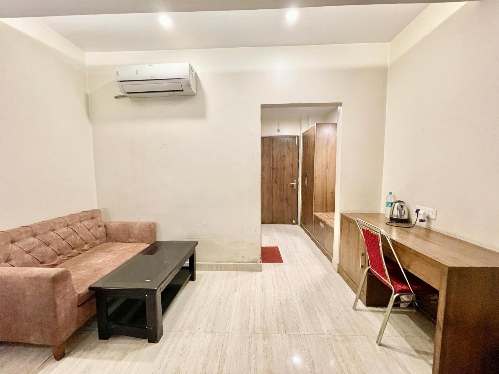 Hotel Rudraksh ! Varanasi !Fully-Air-Conditioned Hotel At Prime Location With Parking Availability, Near Kashi Vishwanath Temple, And Ganga Ghat 2 Buitenkant foto