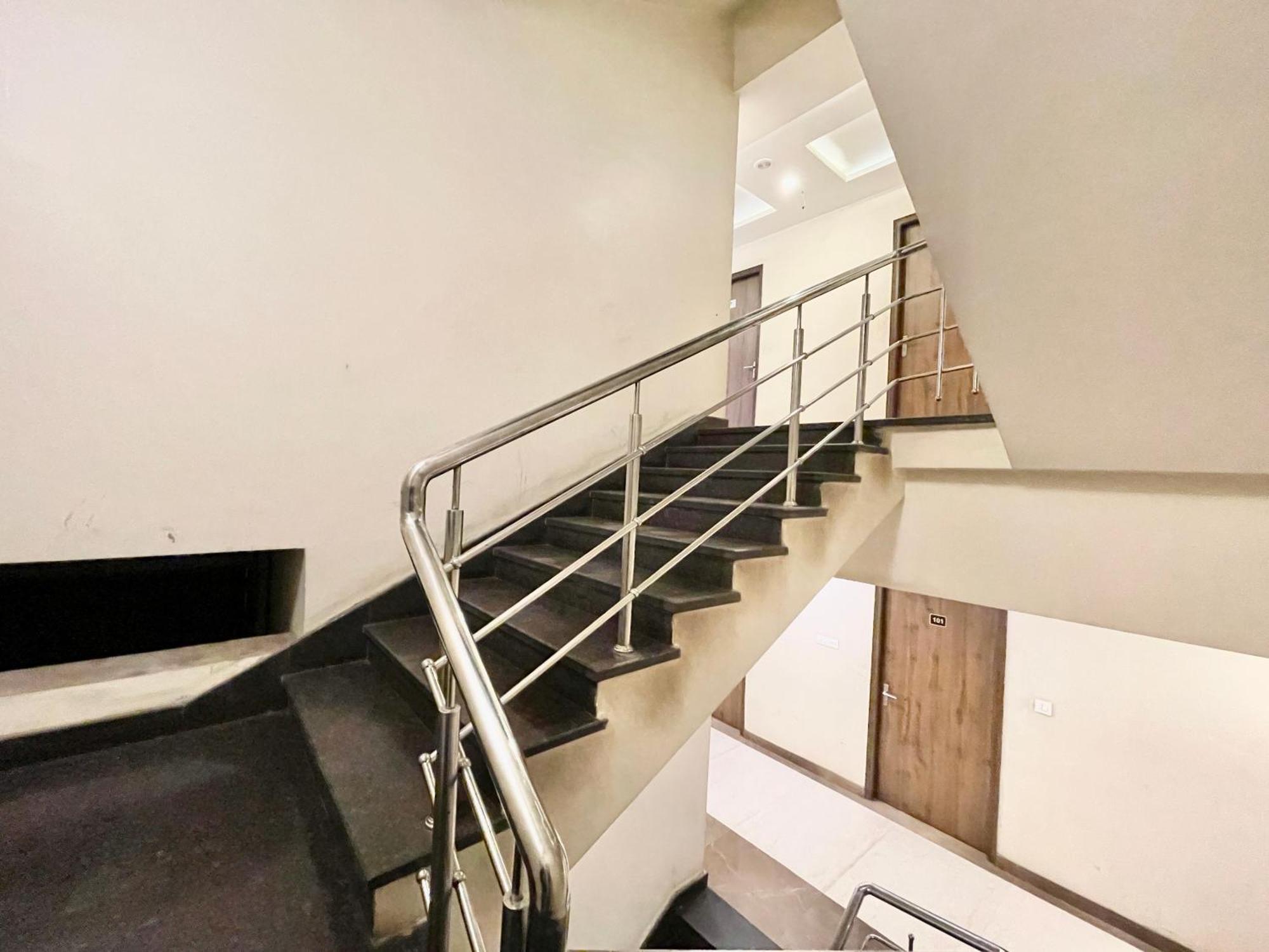 Hotel Rudraksh ! Varanasi !Fully-Air-Conditioned Hotel At Prime Location With Parking Availability, Near Kashi Vishwanath Temple, And Ganga Ghat 2 Buitenkant foto