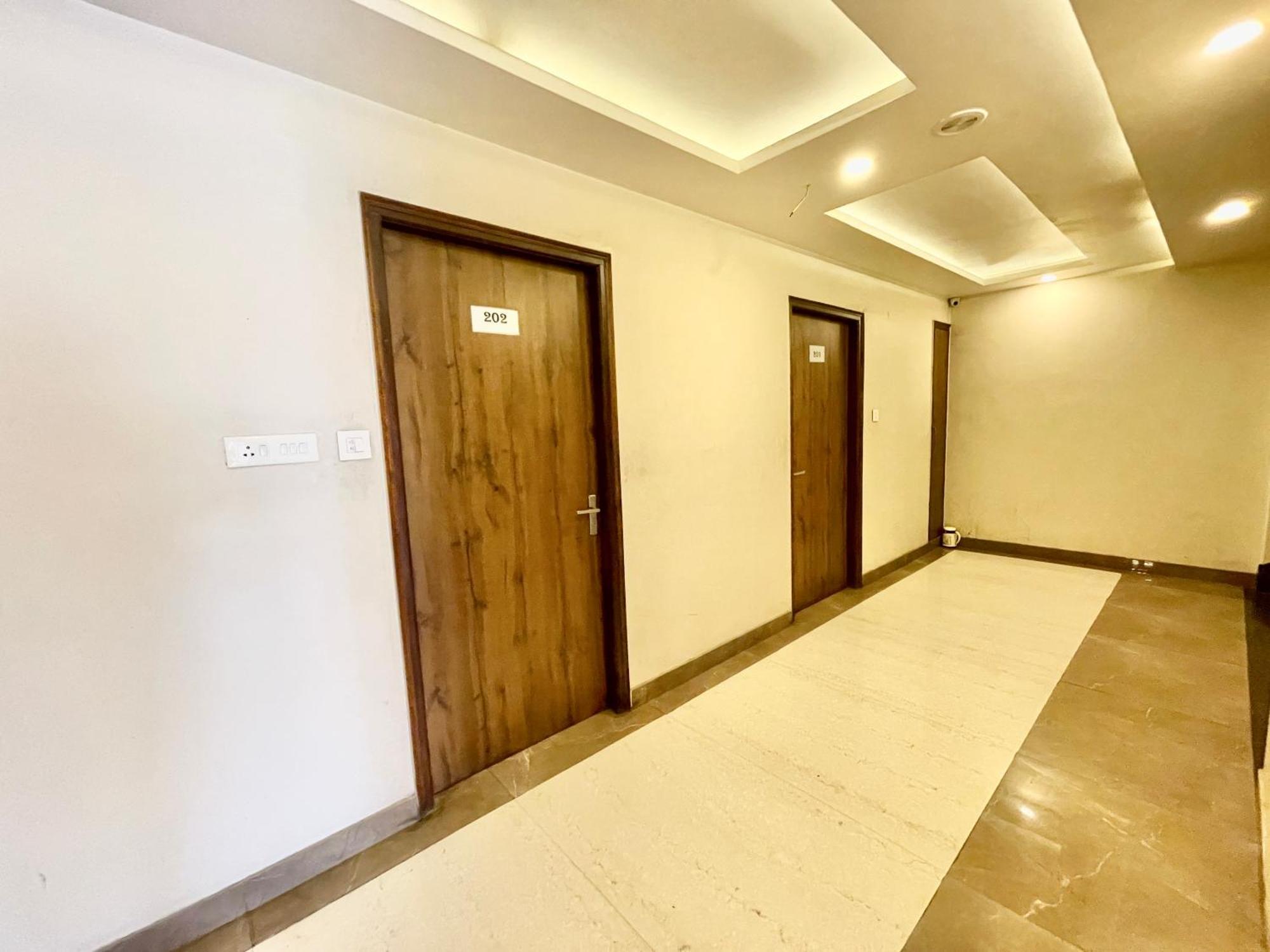 Hotel Rudraksh ! Varanasi !Fully-Air-Conditioned Hotel At Prime Location With Parking Availability, Near Kashi Vishwanath Temple, And Ganga Ghat 2 Buitenkant foto