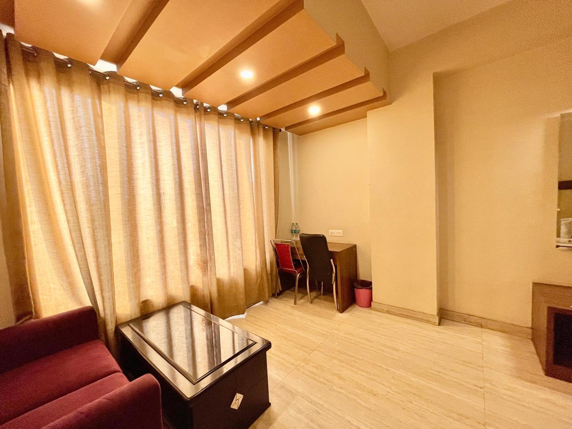 Hotel Rudraksh ! Varanasi !Fully-Air-Conditioned Hotel At Prime Location With Parking Availability, Near Kashi Vishwanath Temple, And Ganga Ghat 2 Buitenkant foto