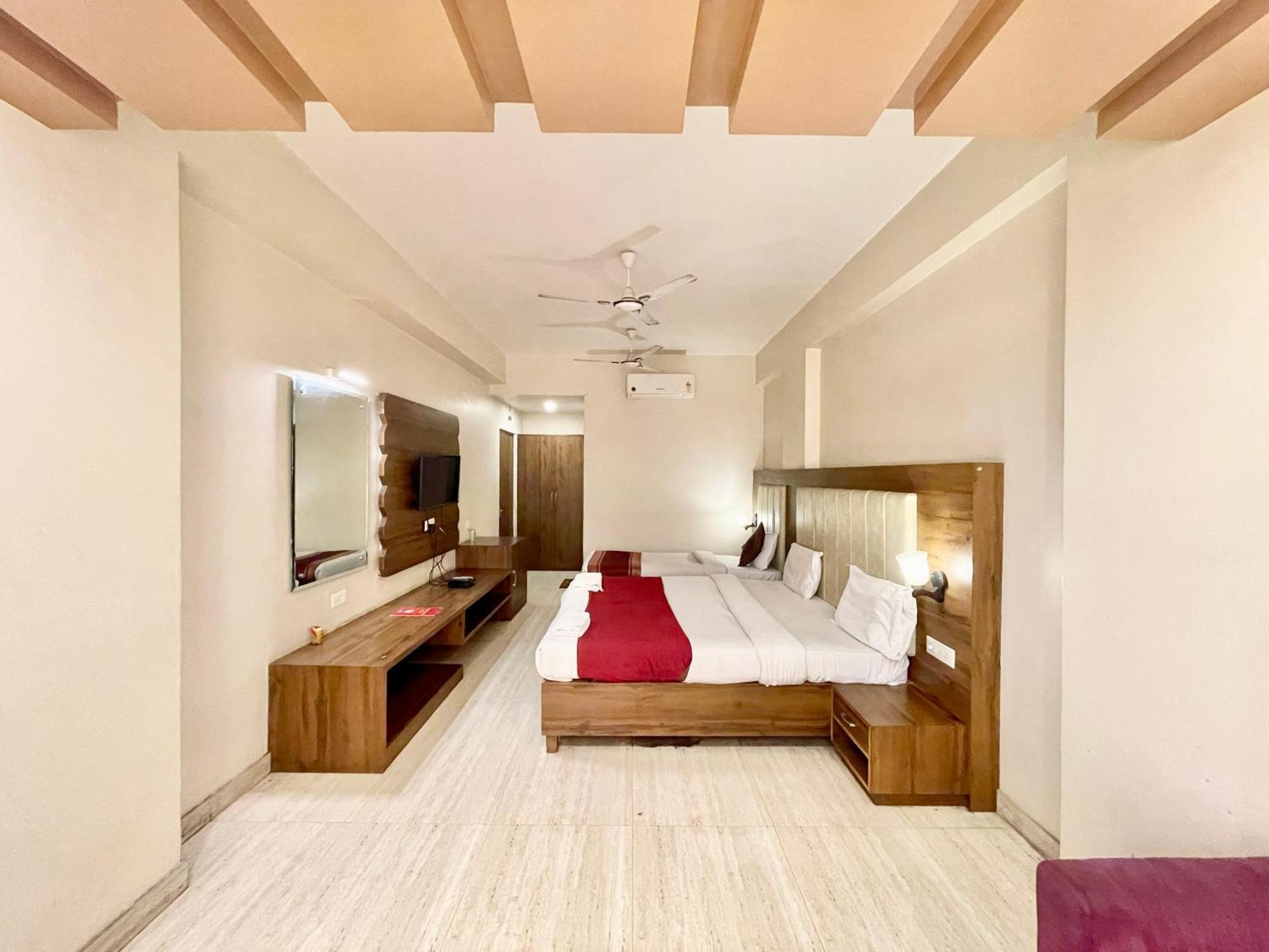 Hotel Rudraksh ! Varanasi !Fully-Air-Conditioned Hotel At Prime Location With Parking Availability, Near Kashi Vishwanath Temple, And Ganga Ghat 2 Buitenkant foto