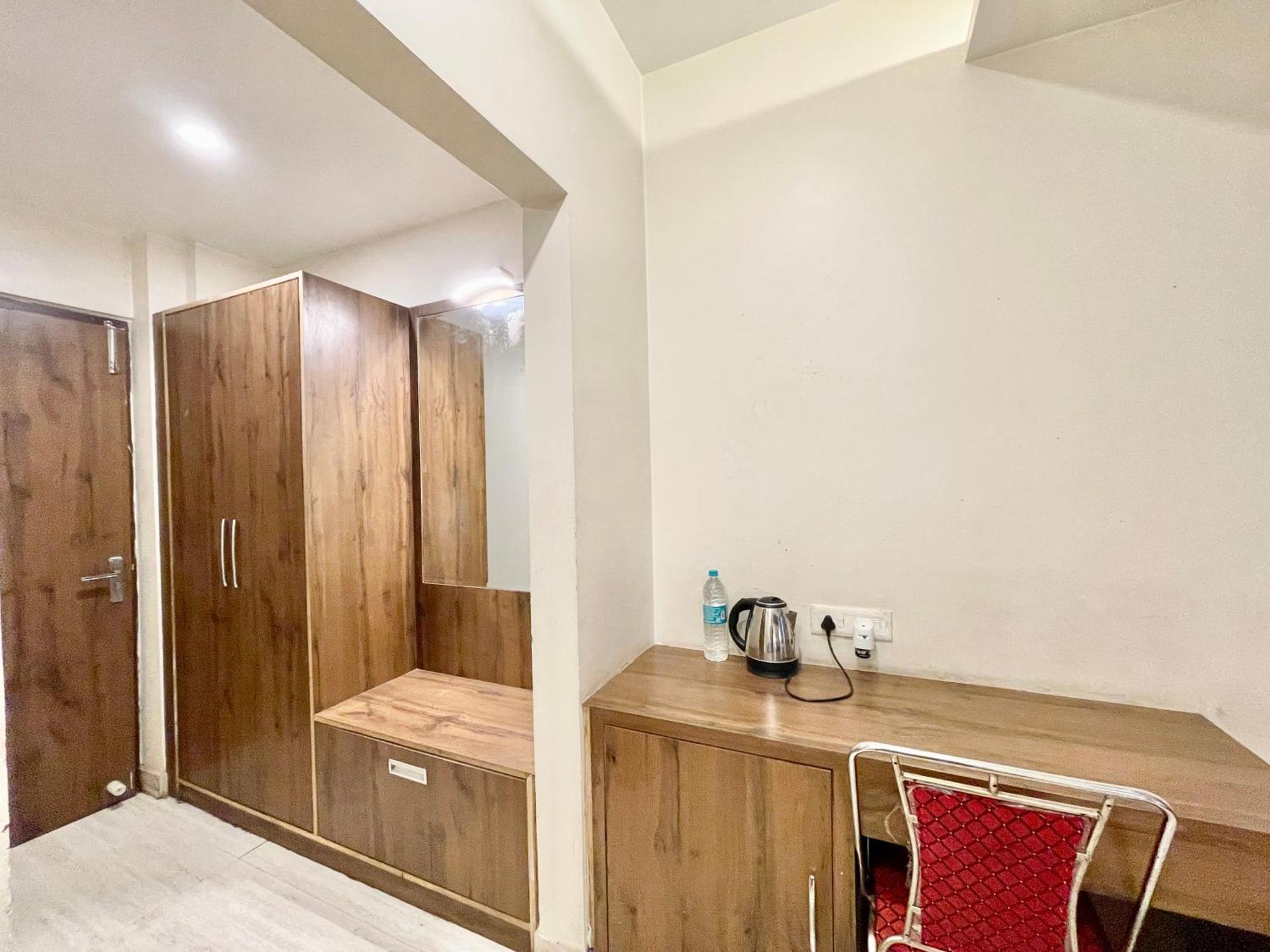 Hotel Rudraksh ! Varanasi !Fully-Air-Conditioned Hotel At Prime Location With Parking Availability, Near Kashi Vishwanath Temple, And Ganga Ghat 2 Buitenkant foto