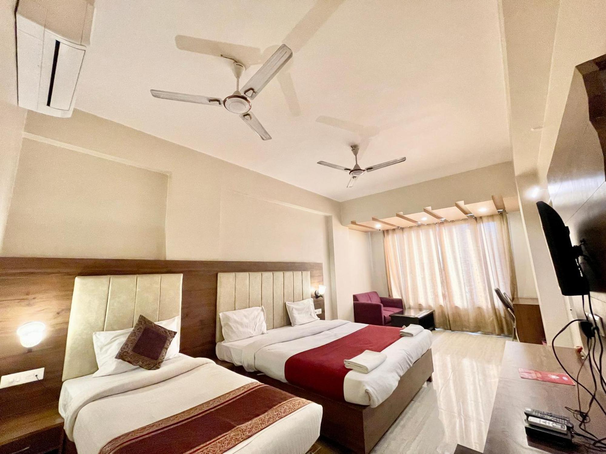Hotel Rudraksh ! Varanasi !Fully-Air-Conditioned Hotel At Prime Location With Parking Availability, Near Kashi Vishwanath Temple, And Ganga Ghat 2 Buitenkant foto