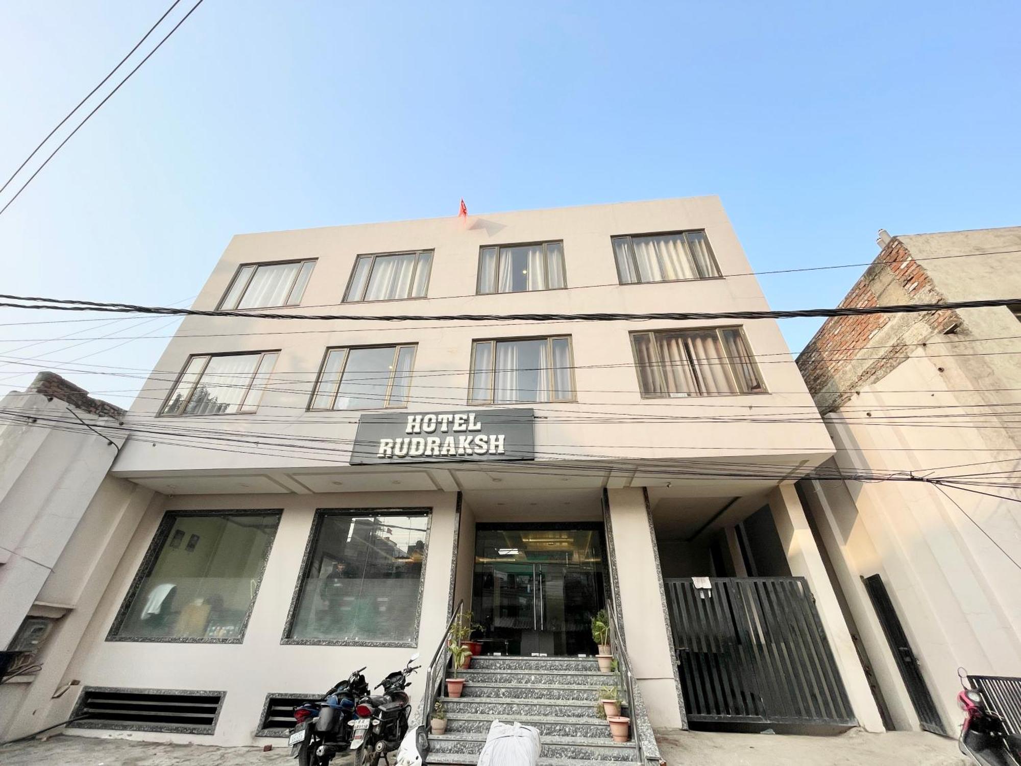 Hotel Rudraksh ! Varanasi !Fully-Air-Conditioned Hotel At Prime Location With Parking Availability, Near Kashi Vishwanath Temple, And Ganga Ghat 2 Buitenkant foto