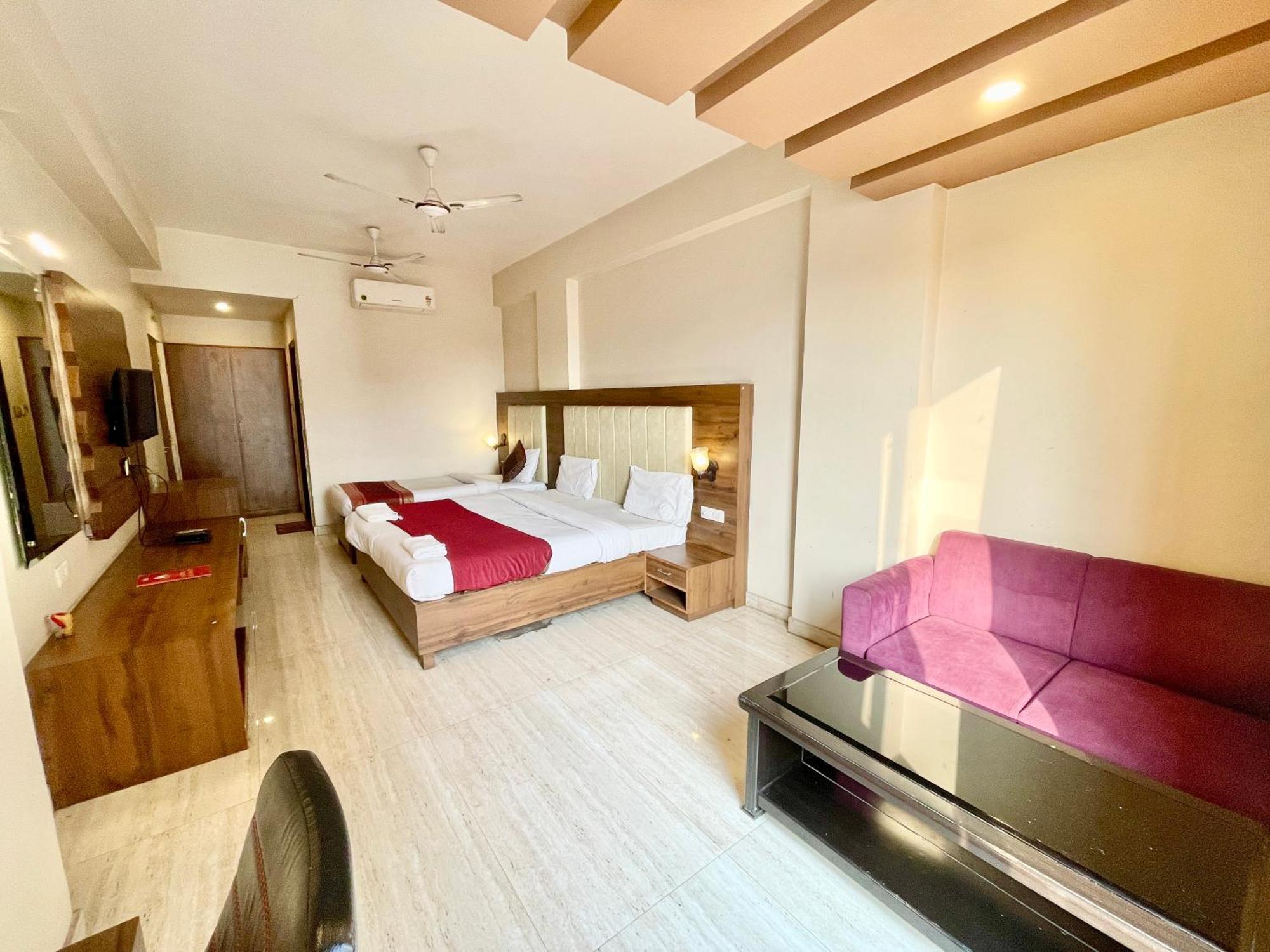 Hotel Rudraksh ! Varanasi !Fully-Air-Conditioned Hotel At Prime Location With Parking Availability, Near Kashi Vishwanath Temple, And Ganga Ghat 2 Buitenkant foto