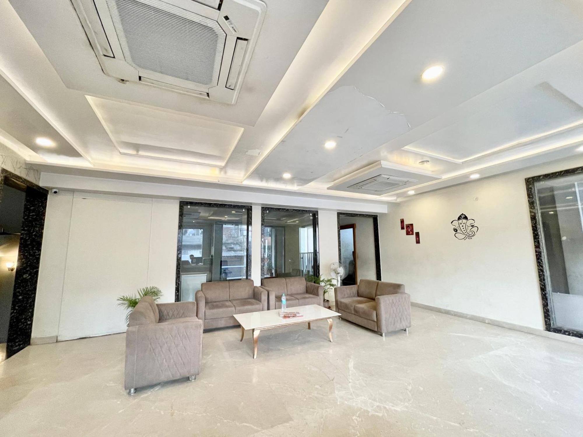 Hotel Rudraksh ! Varanasi !Fully-Air-Conditioned Hotel At Prime Location With Parking Availability, Near Kashi Vishwanath Temple, And Ganga Ghat 2 Buitenkant foto