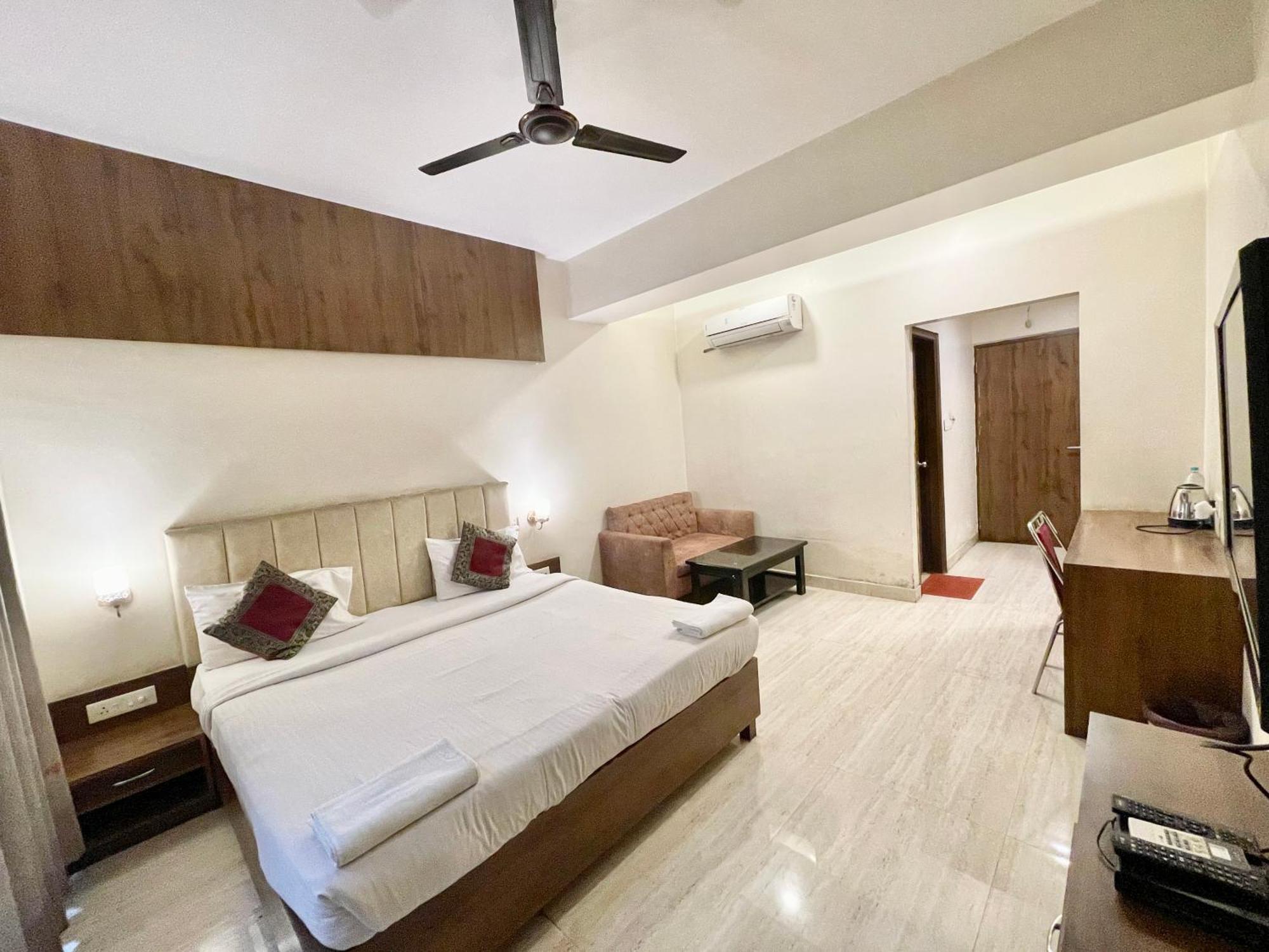 Hotel Rudraksh ! Varanasi !Fully-Air-Conditioned Hotel At Prime Location With Parking Availability, Near Kashi Vishwanath Temple, And Ganga Ghat 2 Buitenkant foto