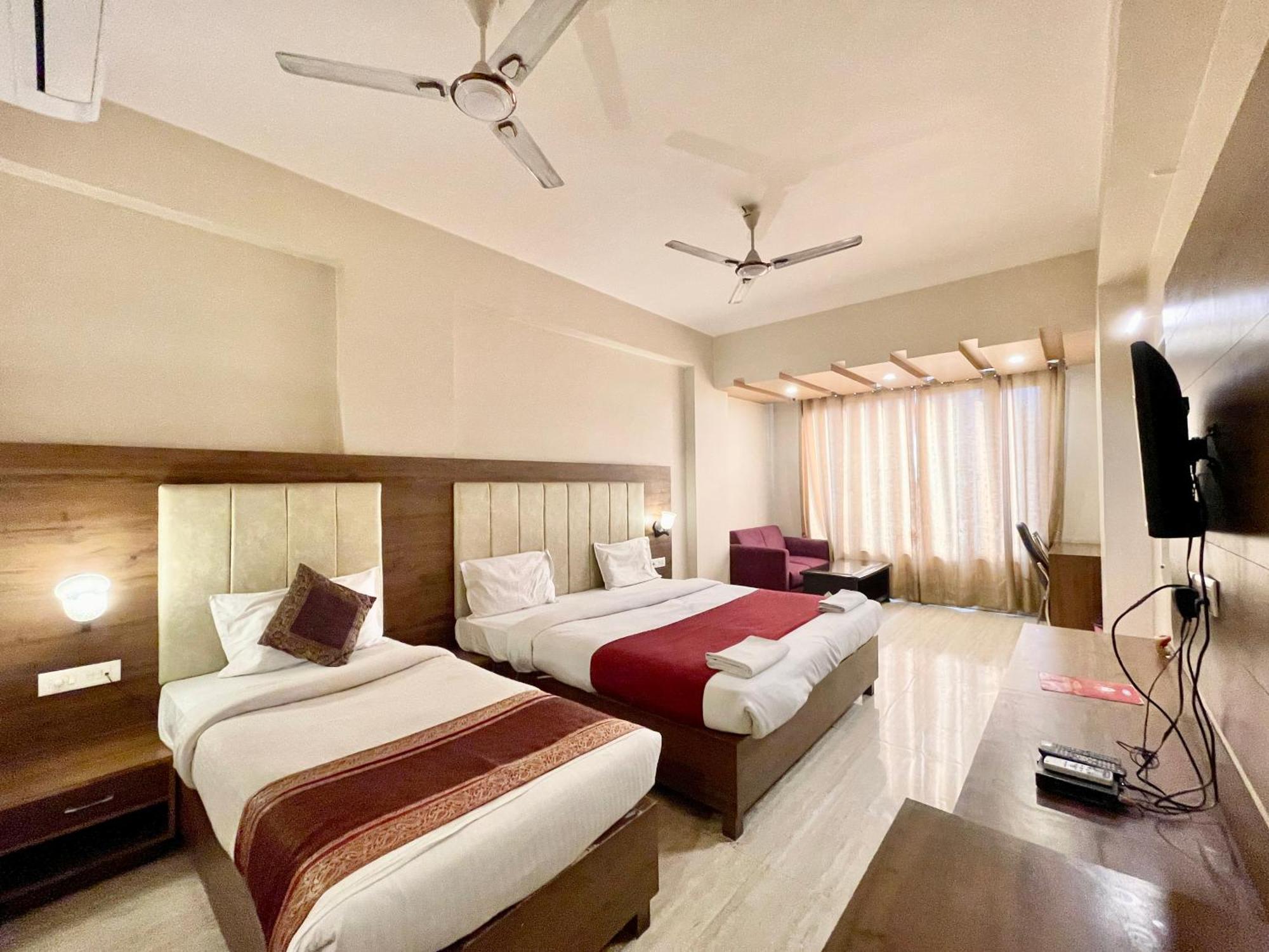 Hotel Rudraksh ! Varanasi !Fully-Air-Conditioned Hotel At Prime Location With Parking Availability, Near Kashi Vishwanath Temple, And Ganga Ghat 2 Buitenkant foto