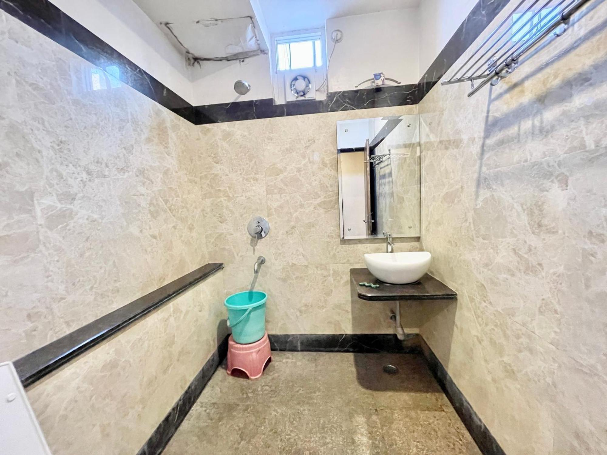 Hotel Rudraksh ! Varanasi !Fully-Air-Conditioned Hotel At Prime Location With Parking Availability, Near Kashi Vishwanath Temple, And Ganga Ghat 2 Buitenkant foto