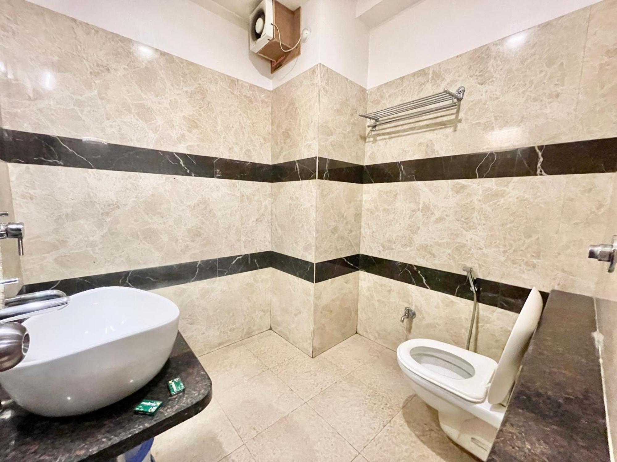 Hotel Rudraksh ! Varanasi !Fully-Air-Conditioned Hotel At Prime Location With Parking Availability, Near Kashi Vishwanath Temple, And Ganga Ghat 2 Buitenkant foto
