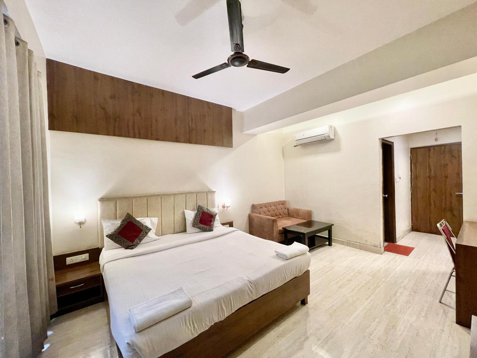 Hotel Rudraksh ! Varanasi !Fully-Air-Conditioned Hotel At Prime Location With Parking Availability, Near Kashi Vishwanath Temple, And Ganga Ghat 2 Buitenkant foto