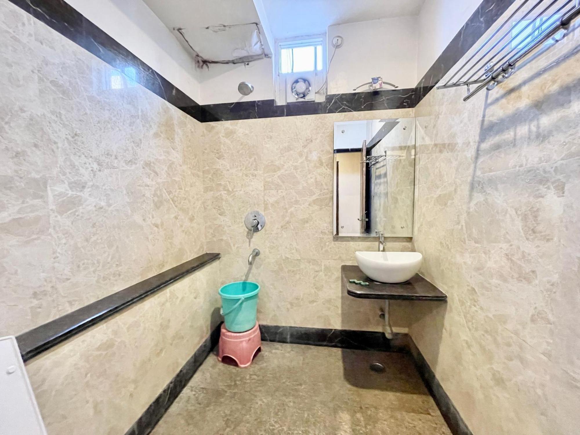 Hotel Rudraksh ! Varanasi !Fully-Air-Conditioned Hotel At Prime Location With Parking Availability, Near Kashi Vishwanath Temple, And Ganga Ghat 2 Buitenkant foto