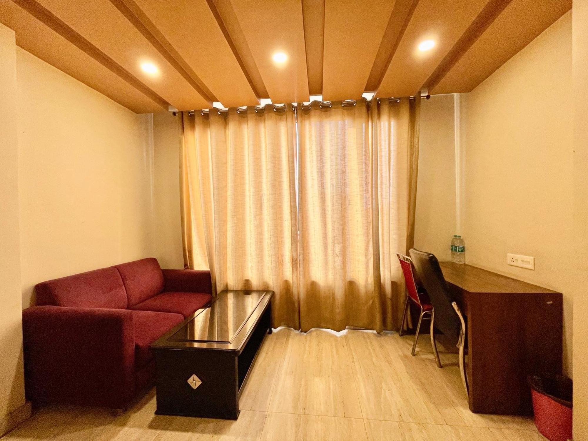 Hotel Rudraksh ! Varanasi !Fully-Air-Conditioned Hotel At Prime Location With Parking Availability, Near Kashi Vishwanath Temple, And Ganga Ghat 2 Buitenkant foto