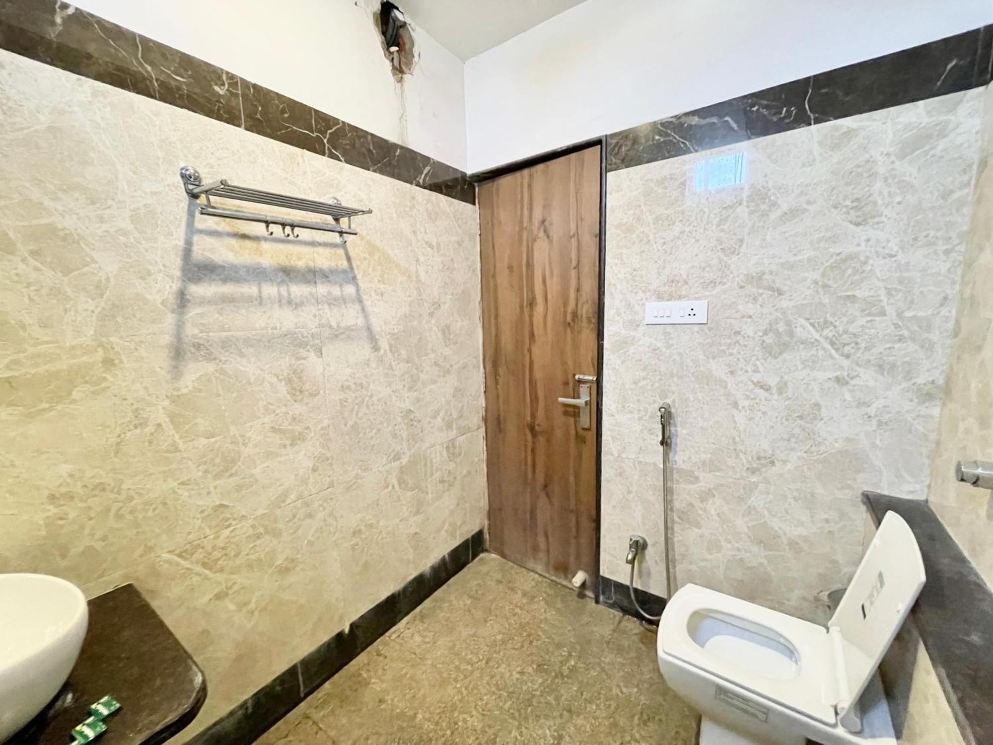 Hotel Rudraksh ! Varanasi !Fully-Air-Conditioned Hotel At Prime Location With Parking Availability, Near Kashi Vishwanath Temple, And Ganga Ghat 2 Buitenkant foto