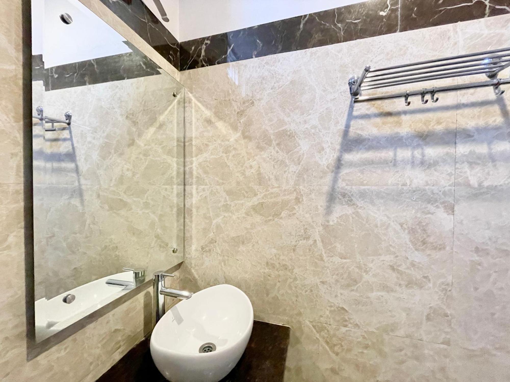 Hotel Rudraksh ! Varanasi !Fully-Air-Conditioned Hotel At Prime Location With Parking Availability, Near Kashi Vishwanath Temple, And Ganga Ghat 2 Buitenkant foto
