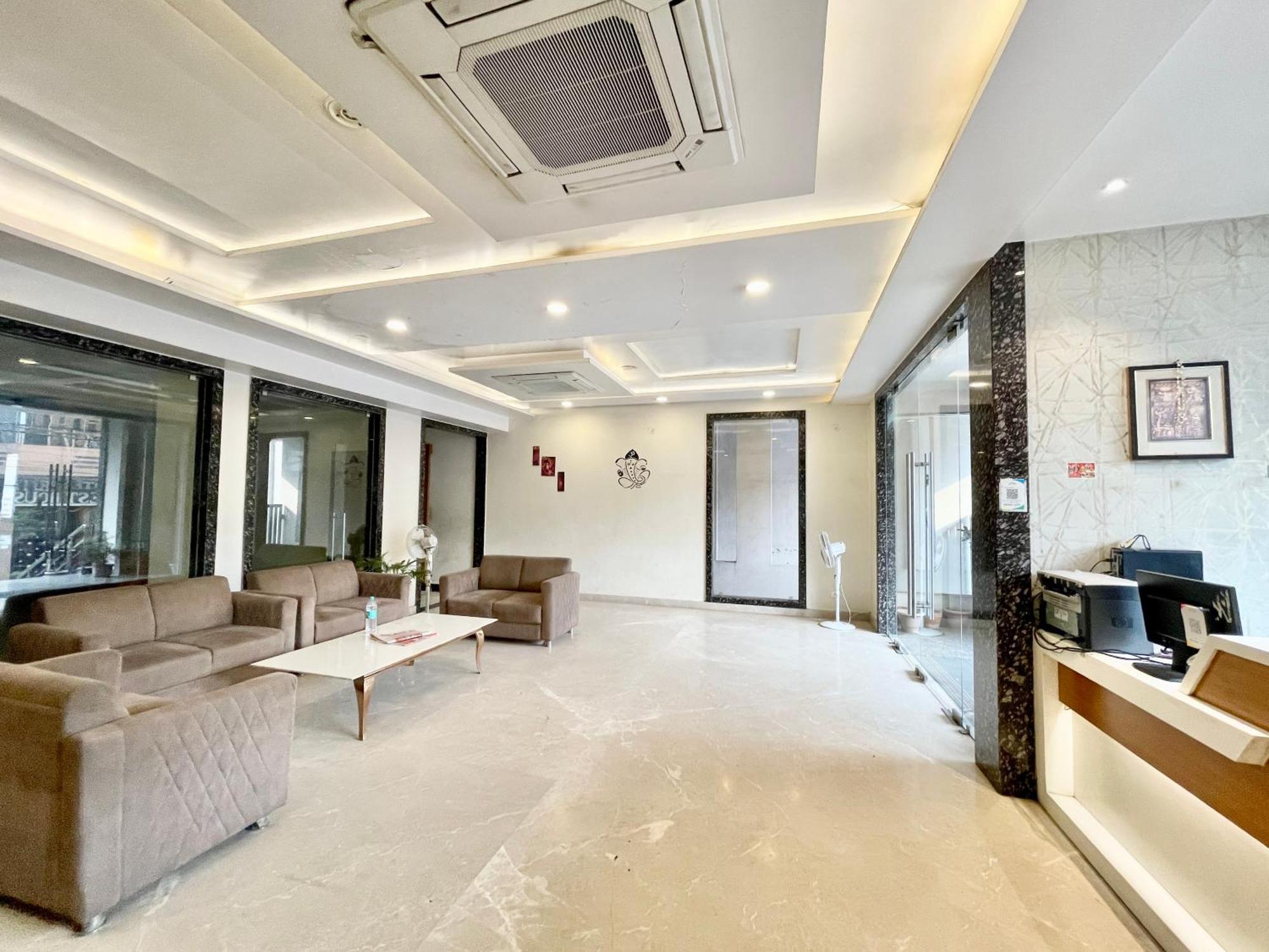 Hotel Rudraksh ! Varanasi !Fully-Air-Conditioned Hotel At Prime Location With Parking Availability, Near Kashi Vishwanath Temple, And Ganga Ghat 2 Buitenkant foto