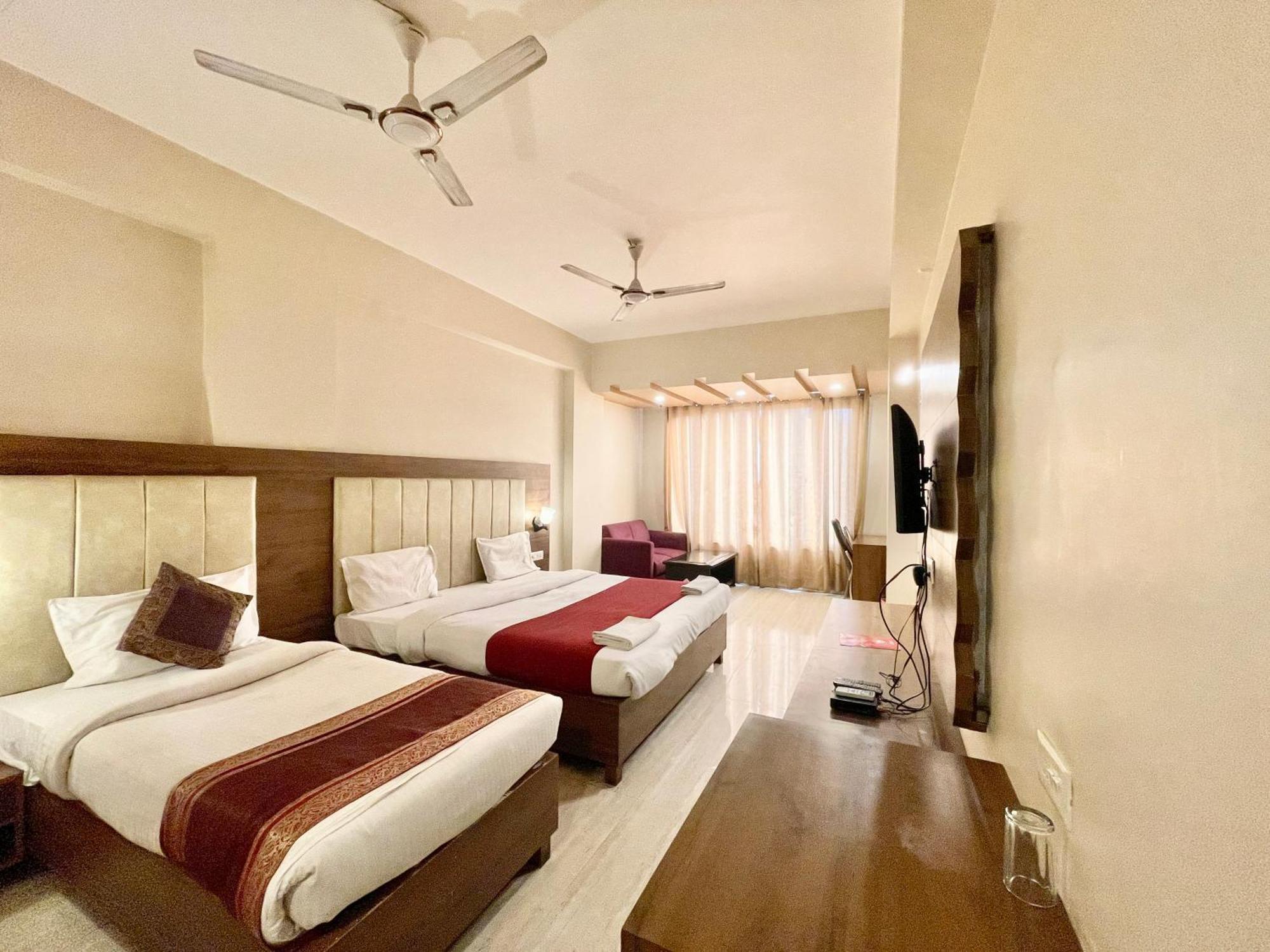 Hotel Rudraksh ! Varanasi !Fully-Air-Conditioned Hotel At Prime Location With Parking Availability, Near Kashi Vishwanath Temple, And Ganga Ghat 2 Buitenkant foto